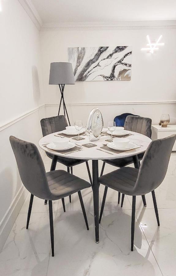 Stunning 2 Bedroom Apartment In Canary Wharf - Morland Apartments London Bagian luar foto